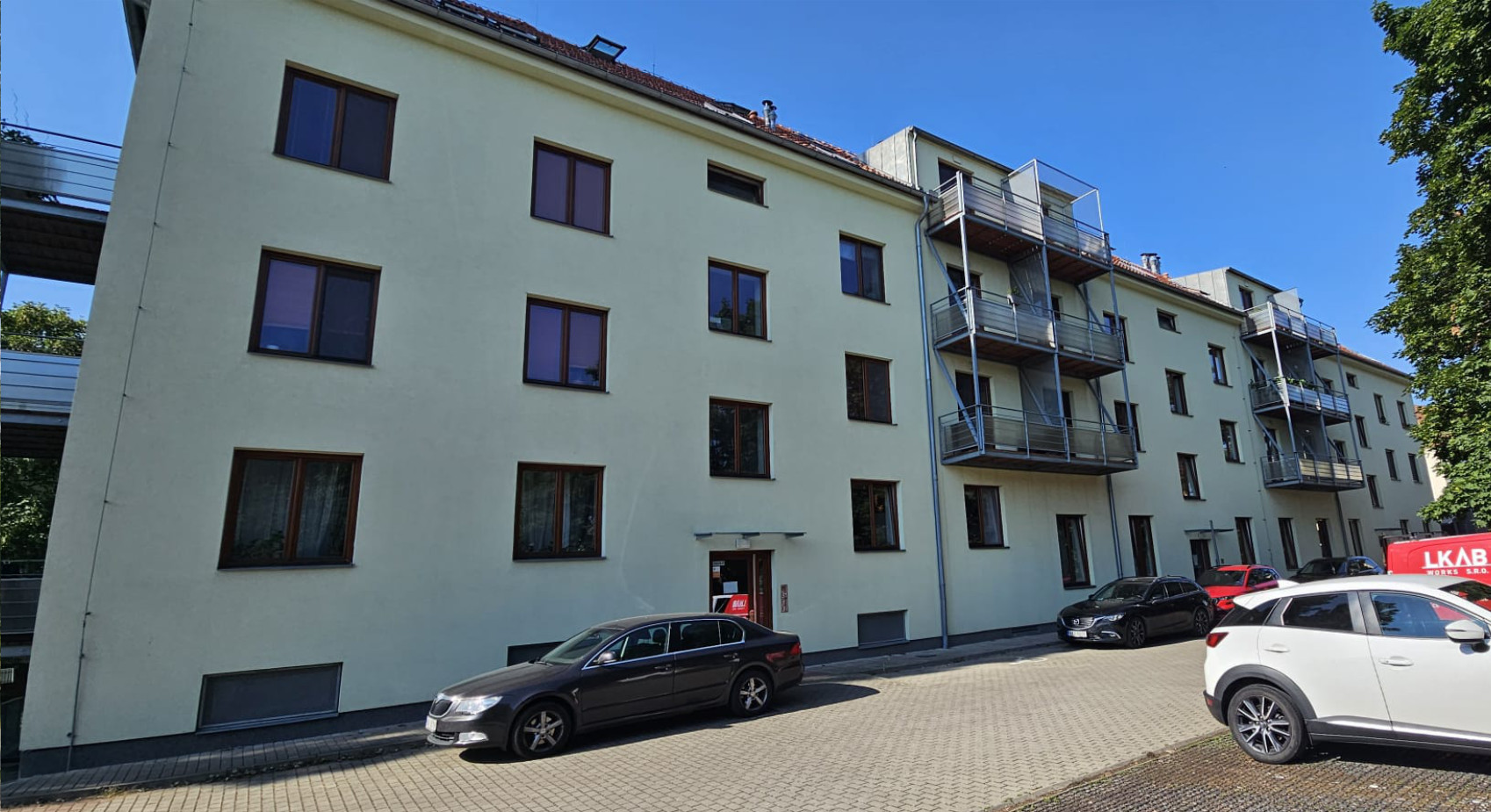 Fasáda domu před a po vyčištění – po realizaci