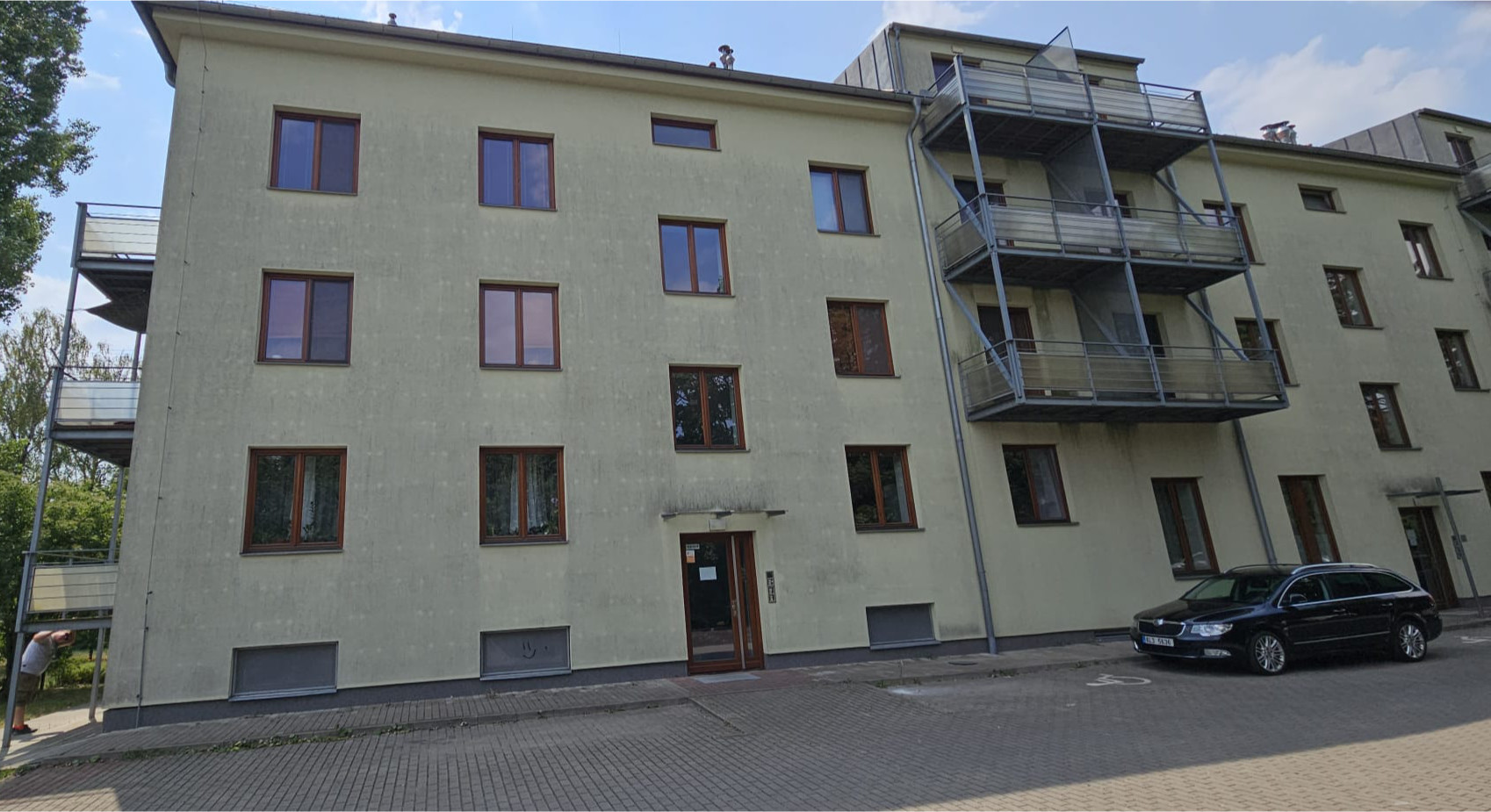 Fasáda domu před a po vyčištění – před realizací